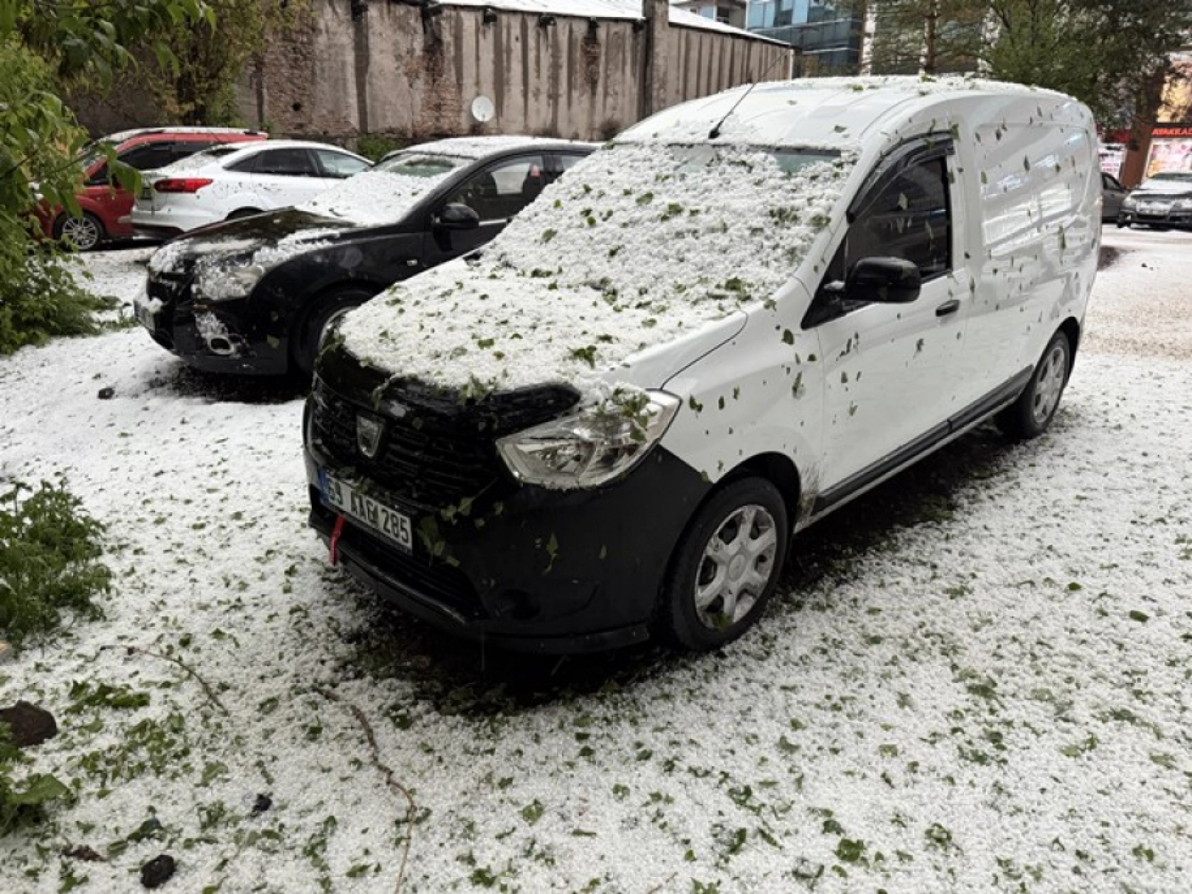 Ardahan'ı Dolu Vurdu: Araçlar Beyaza Büründü!