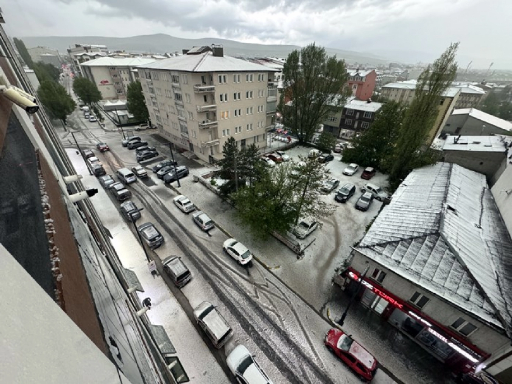 Ardahan'ı Dolu Vurdu: Araçlar Beyaza Büründü!