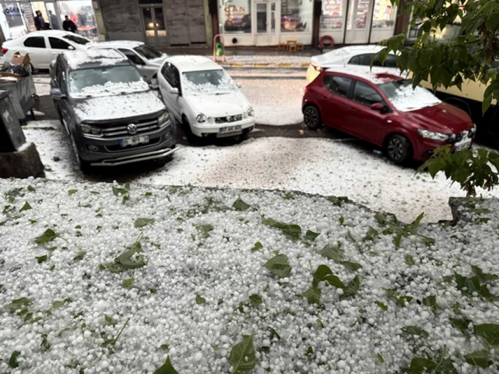 Ardahan'ı Dolu Vurdu: Araçlar Beyaza Büründü!