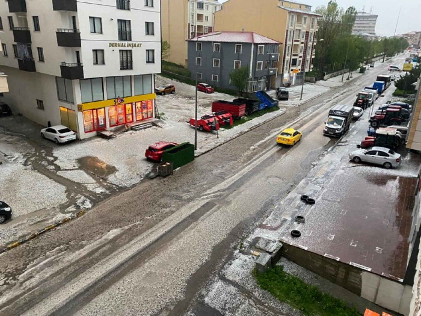 Ardahan'ı Dolu Vurdu: Araçlar Beyaza Büründü!