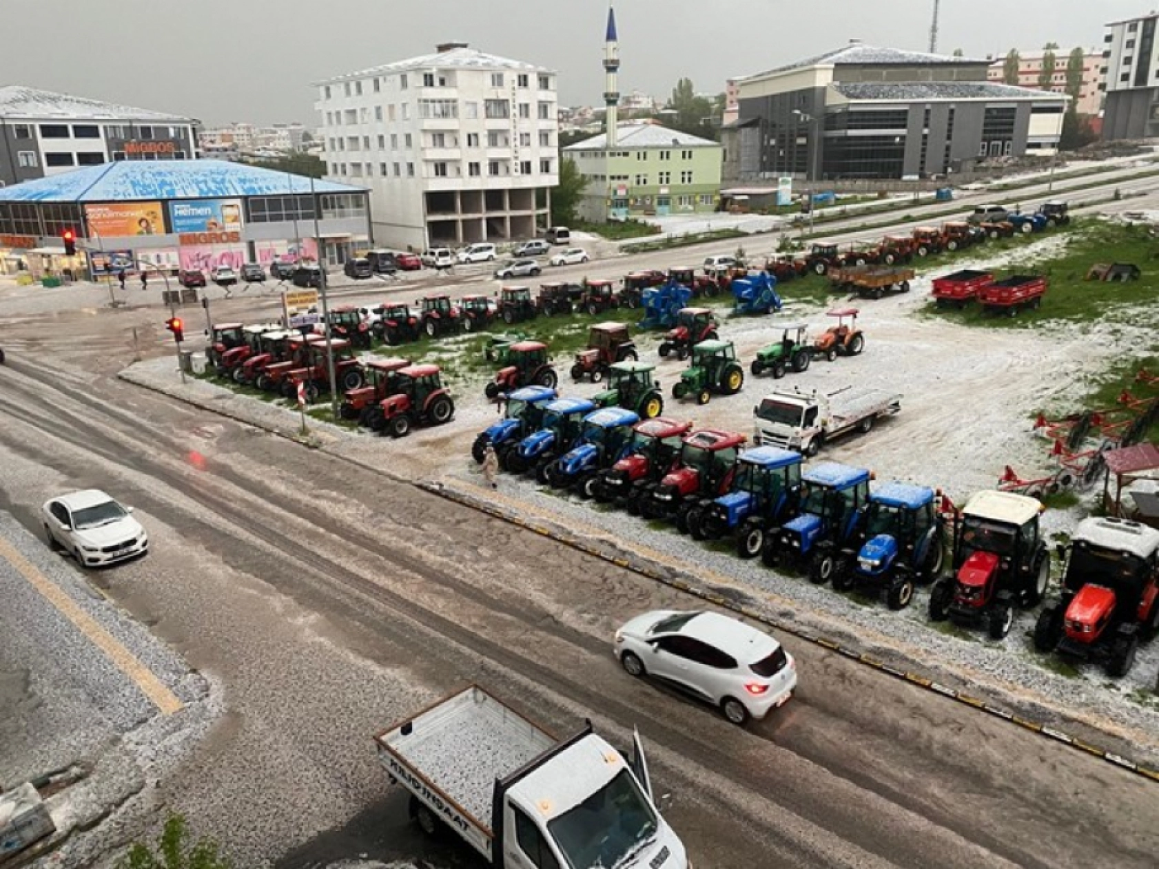Ardahan'ı Dolu Vurdu: Araçlar Beyaza Büründü!