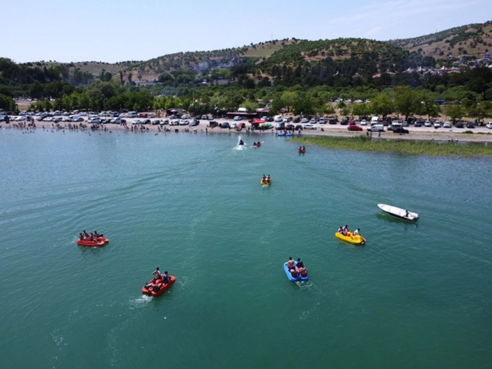 Hazar Gölü sahillerini canlandırdı