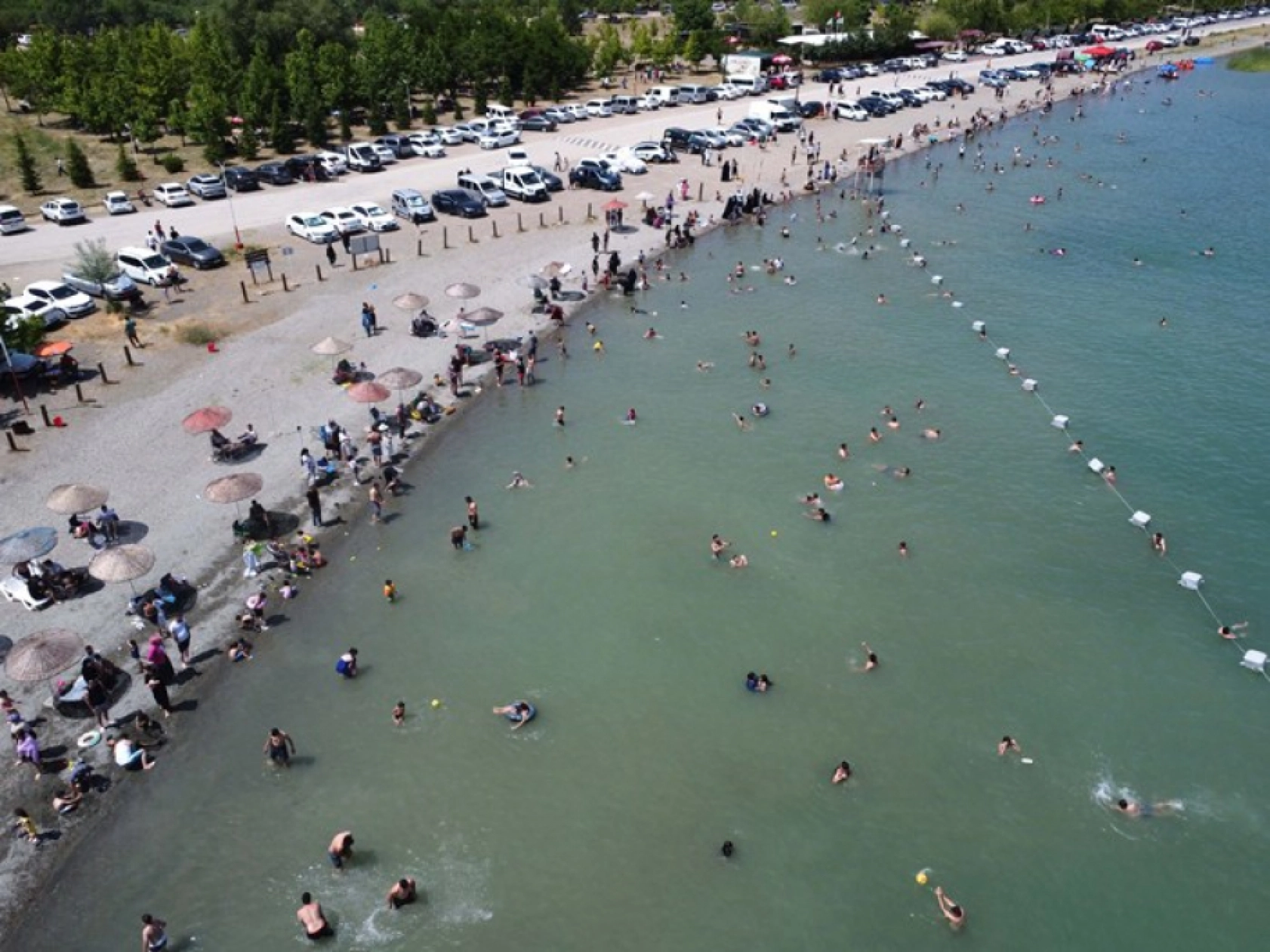 Hazar Gölü sahillerini canlandırdı