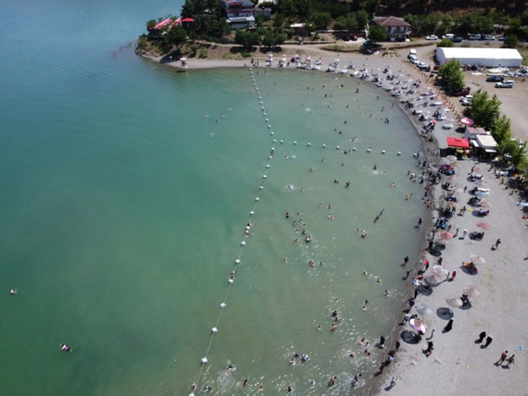 Hazar Gölü sahillerini canlandırdı
