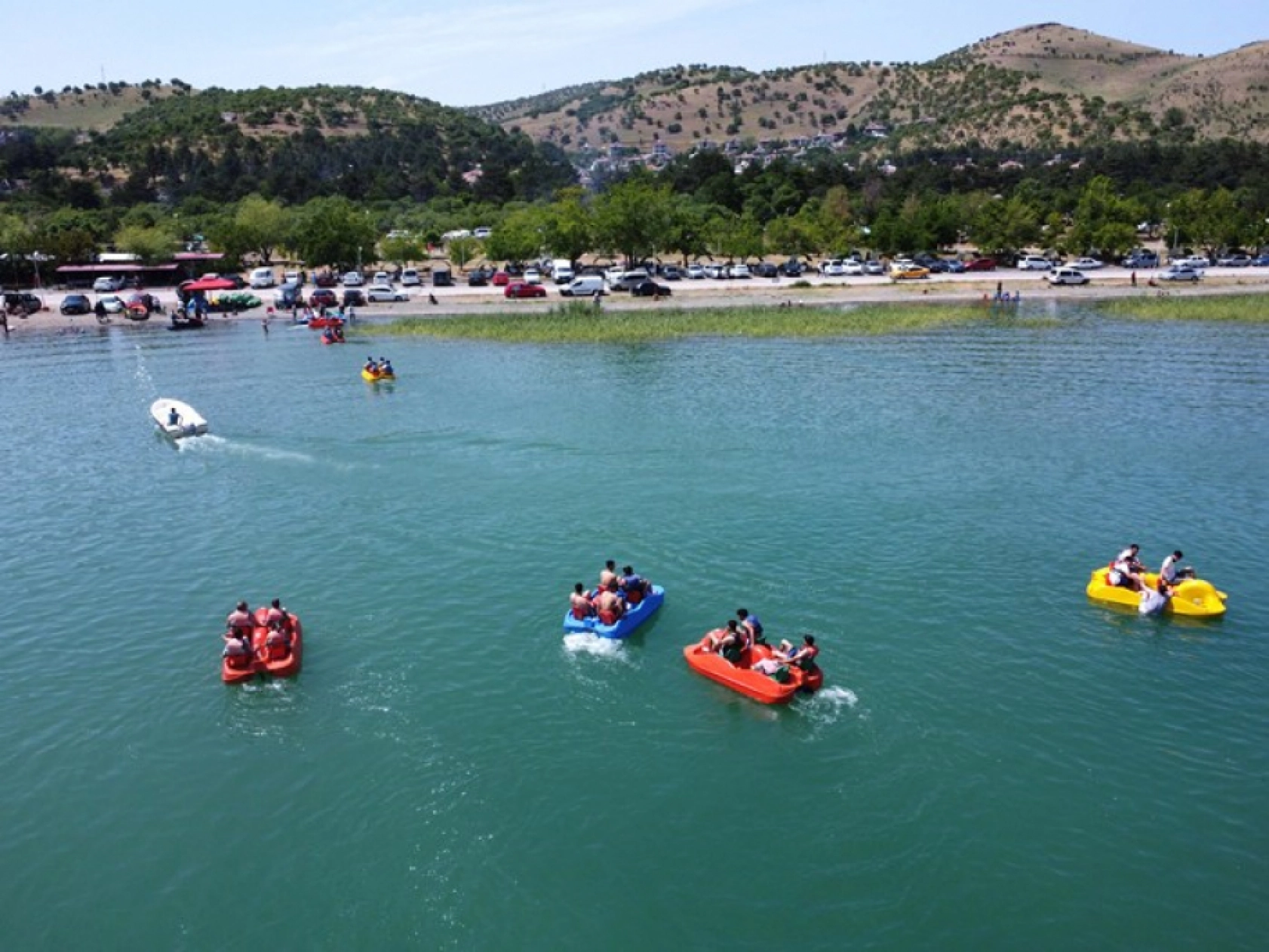 Hazar Gölü sahillerini canlandırdı