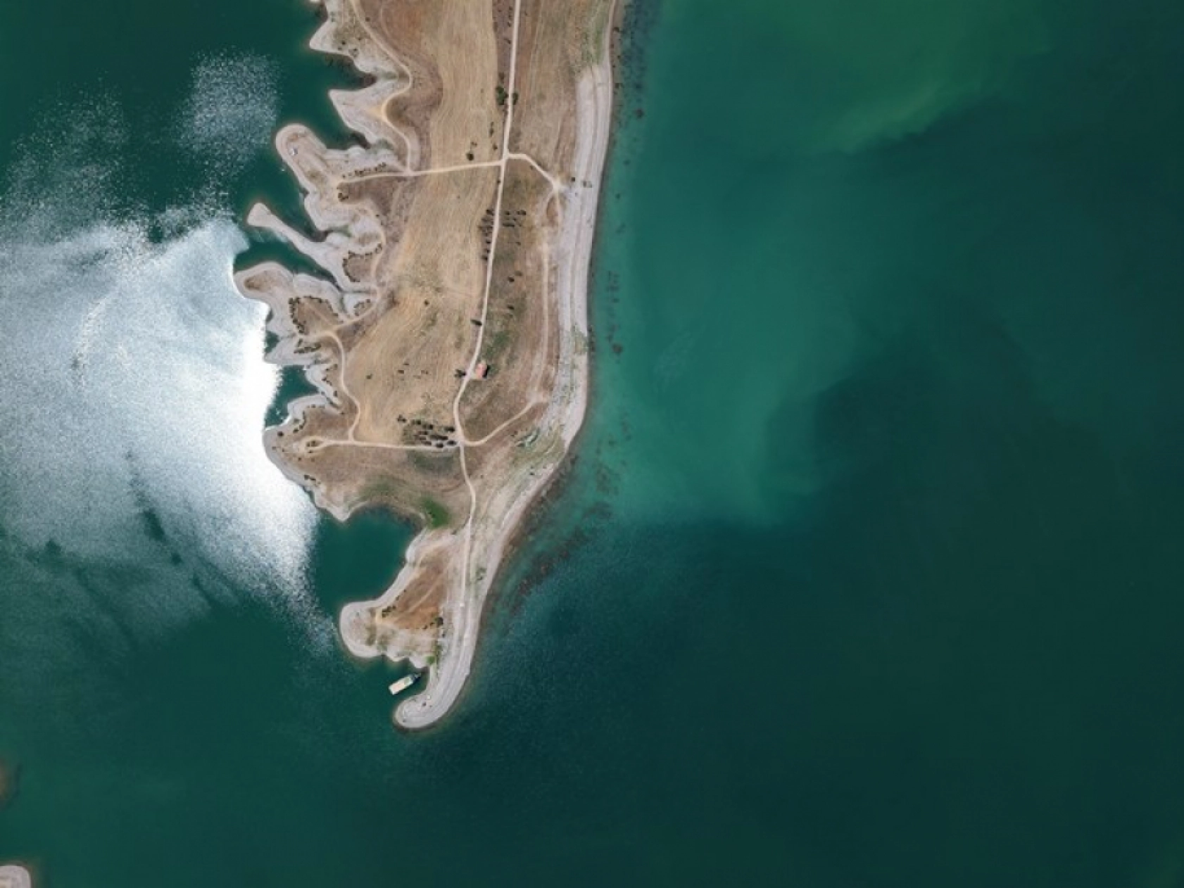 Karakaya Barajı'nda Su Seviyesi Alarm Veriyor: Eski Yerleşimler Ortaya Çıktı