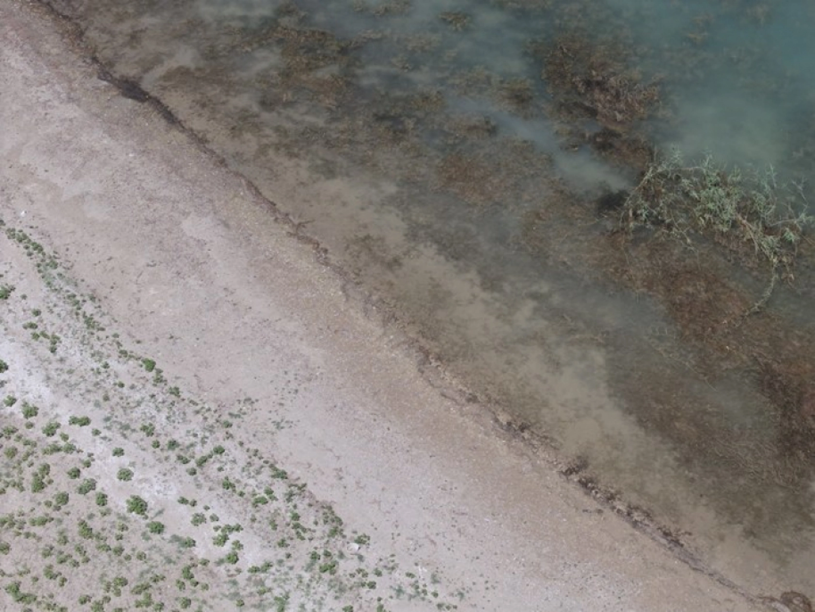 Karakaya Barajı'nda Su Seviyesi Alarm Veriyor: Eski Yerleşimler Ortaya Çıktı