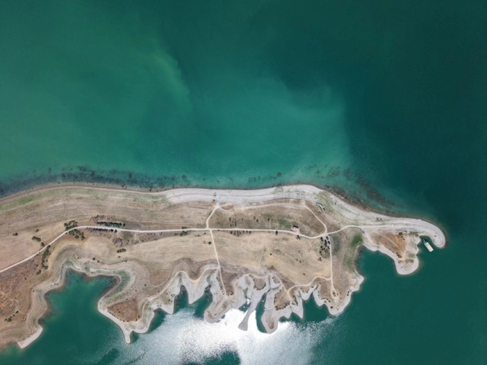 Karakaya Barajı'nda Su Seviyesi Alarm Veriyor: Eski Yerleşimler Ortaya Çıktı