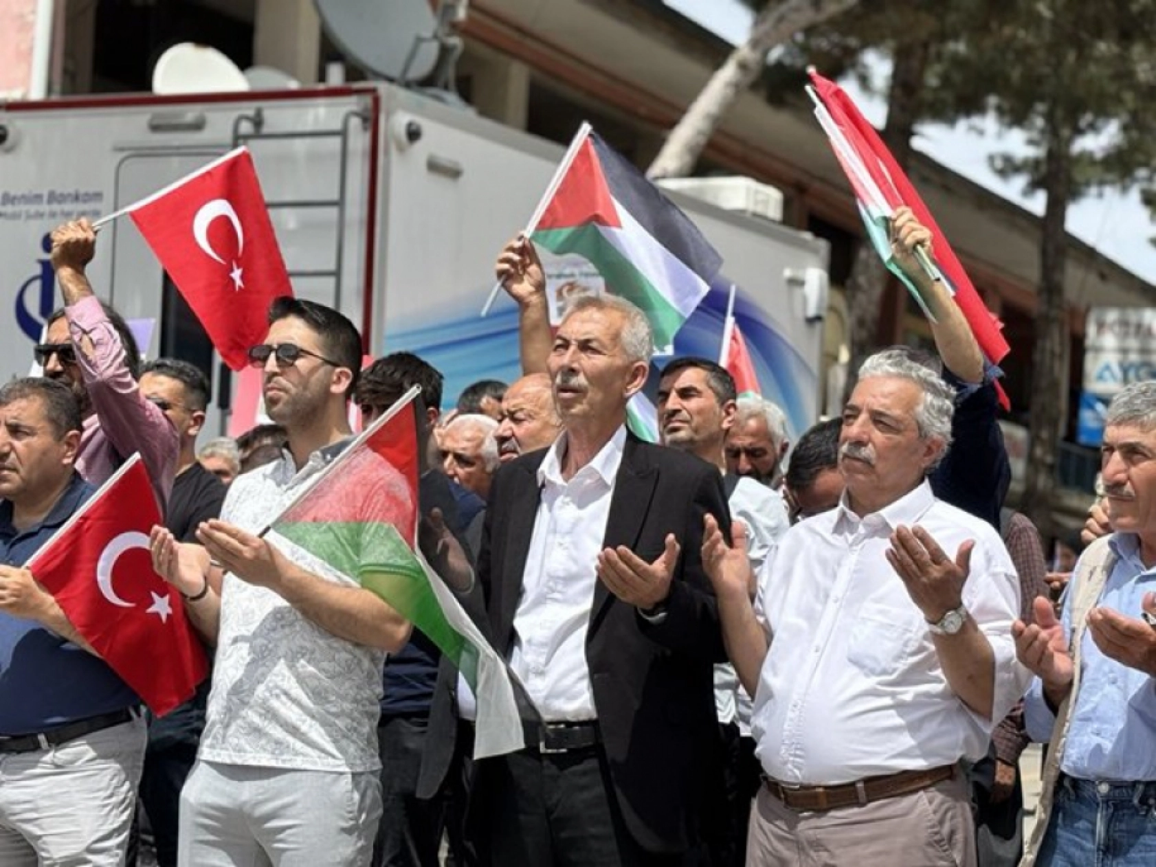 Gazze Şehitleri İçin Gıyabi Cenaze Namazı ve Yürüyüş Düzenlendi