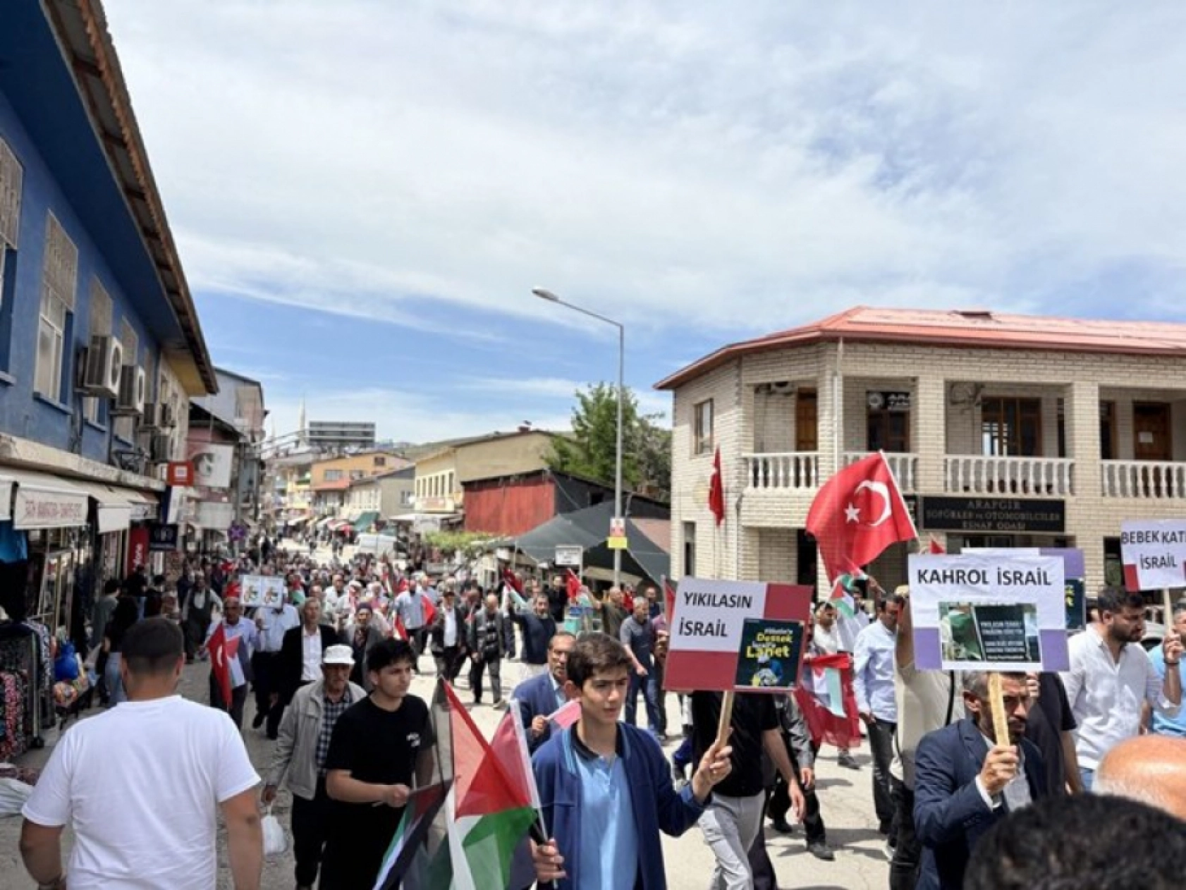 Gazze Şehitleri İçin Gıyabi Cenaze Namazı ve Yürüyüş Düzenlendi