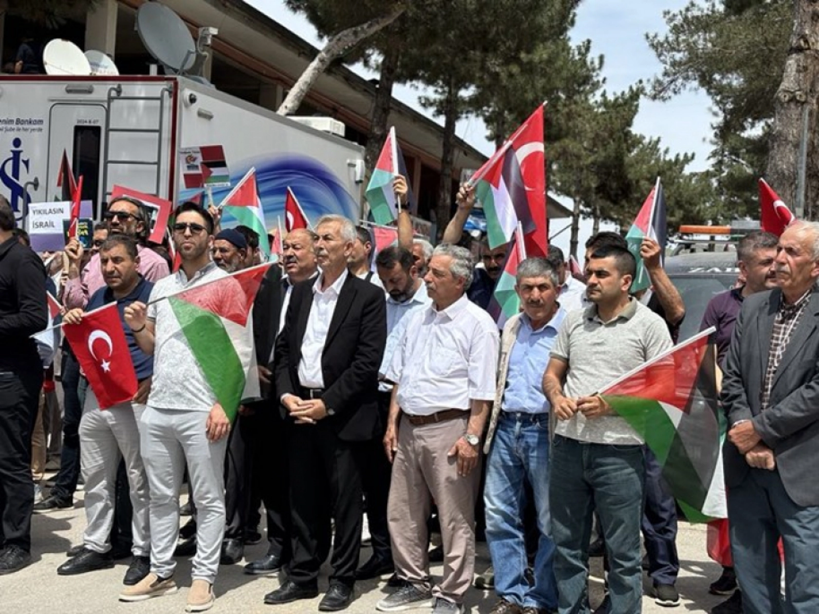 Gazze Şehitleri İçin Gıyabi Cenaze Namazı ve Yürüyüş Düzenlendi