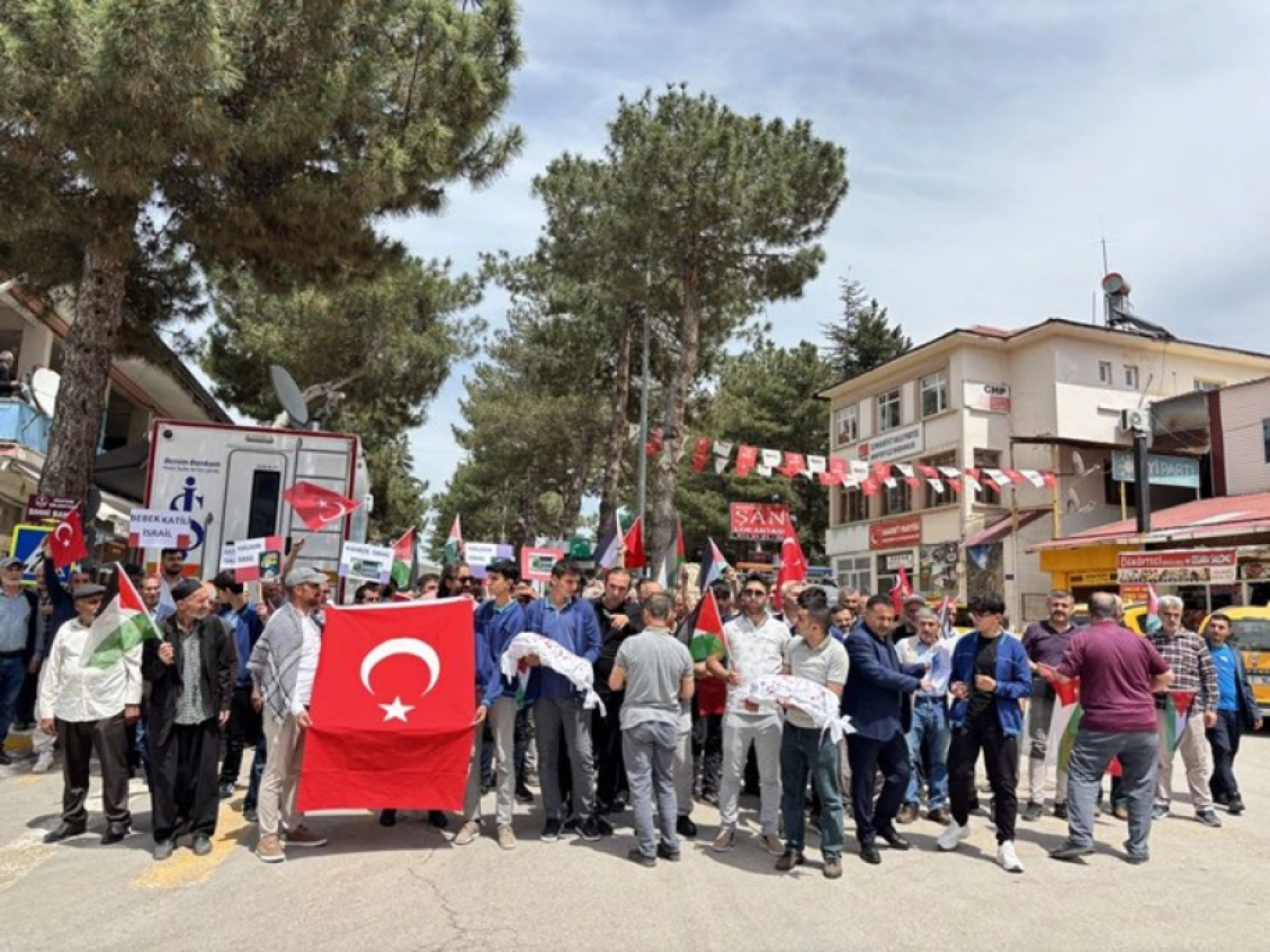 Gazze Şehitleri İçin Gıyabi Cenaze Namazı ve Yürüyüş Düzenlendi