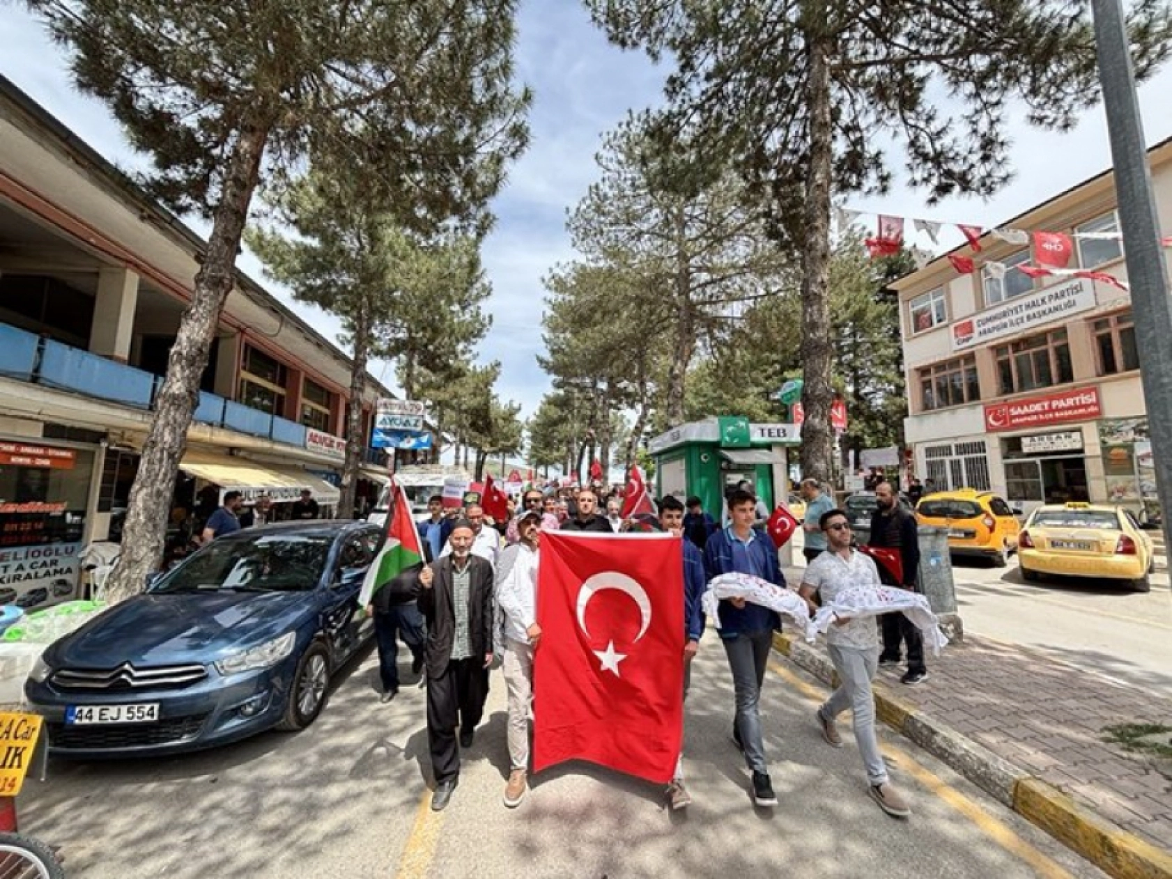 Gazze Şehitleri İçin Gıyabi Cenaze Namazı ve Yürüyüş Düzenlendi