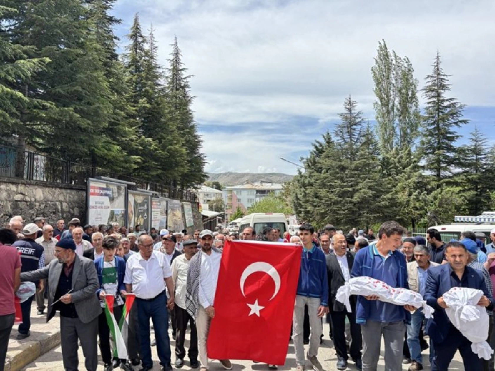 Gazze Şehitleri İçin Gıyabi Cenaze Namazı ve Yürüyüş Düzenlendi