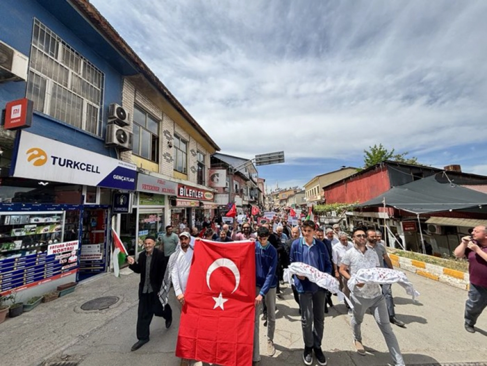 Gazze Şehitleri İçin Gıyabi Cenaze Namazı ve Yürüyüş Düzenlendi