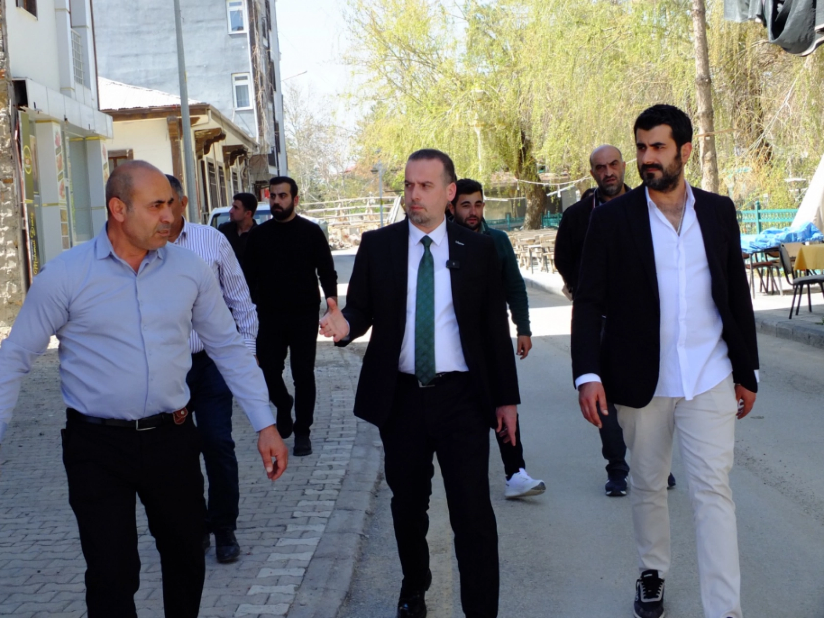 Gündüzbeyin Meydanı Acil yapılmalıdır, Kiraz Yandı desteklenmelidir