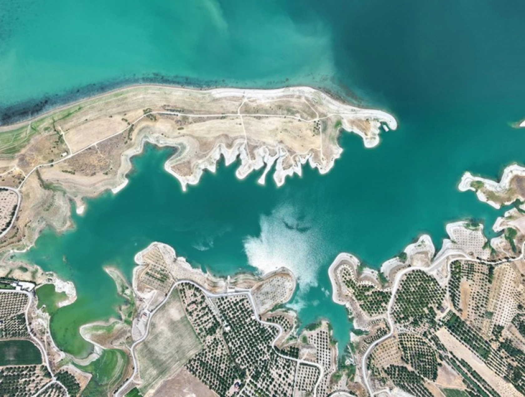 Karakaya Barajı'nda Su Seviyesi Alarm Veriyor: Eski Yerleşimler Ortaya Çıktı