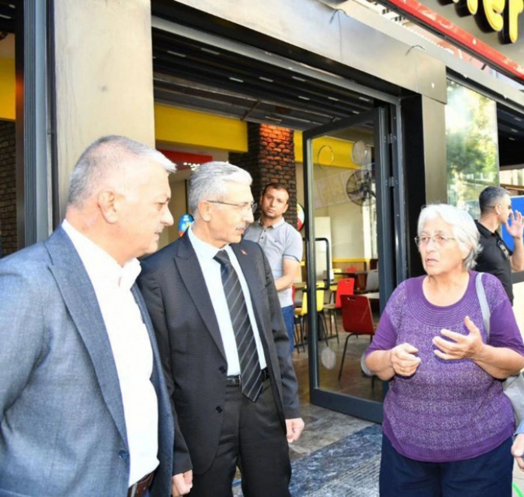 Vali Ersin Yazıcı, Şehit Hamit Fendoğlu Cadde Esnafını ziyaret etti.