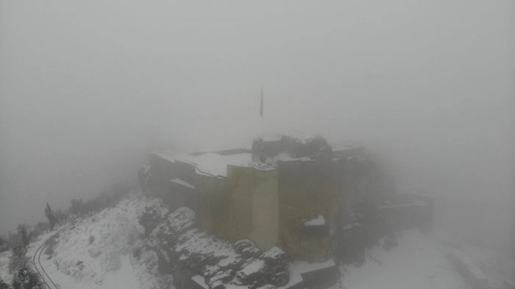 Elazığ'da kar ve sis altındaki tarihin eşsiz manzarası