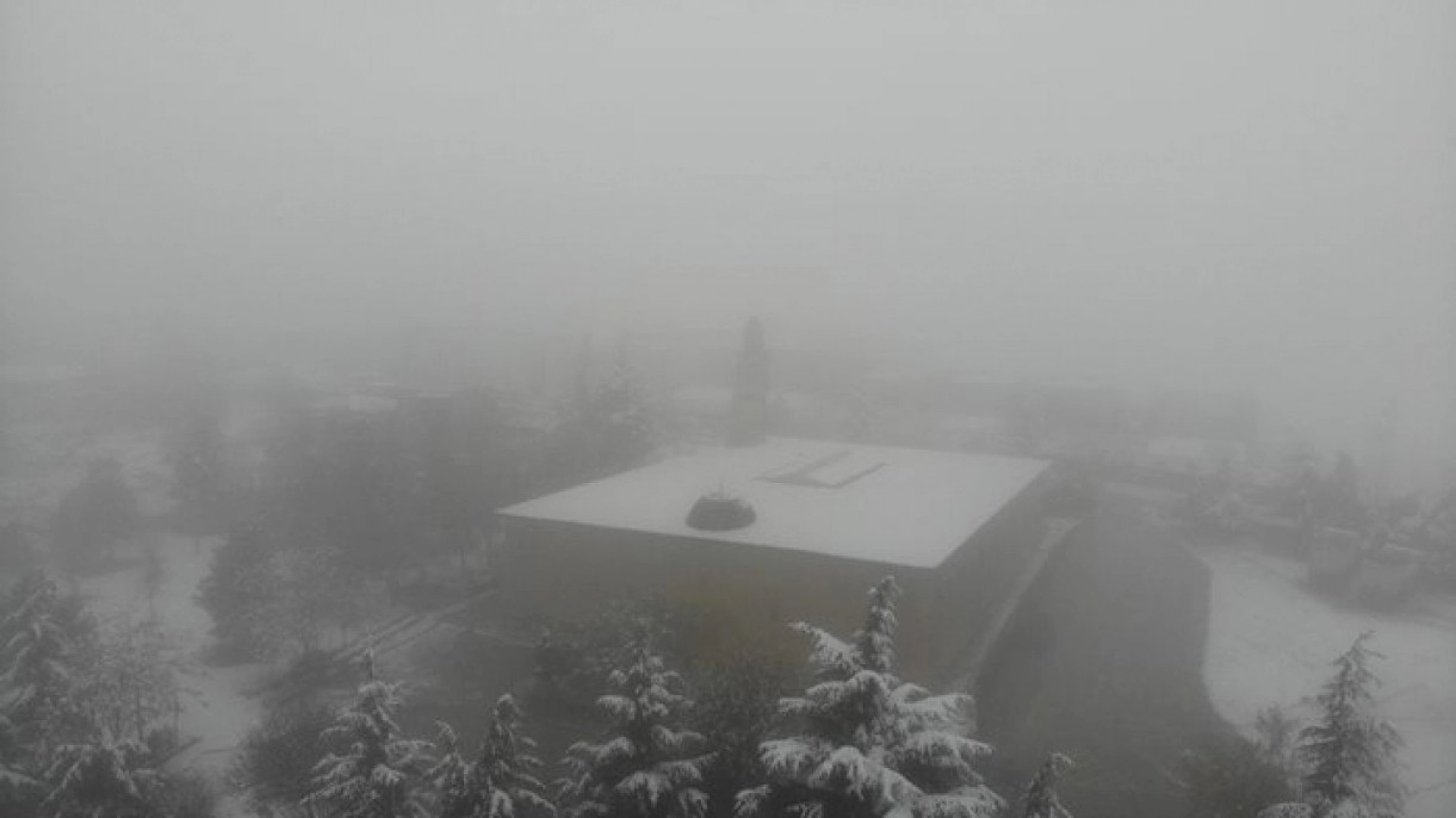 Elazığ'da kar ve sis altındaki tarihin eşsiz manzarası