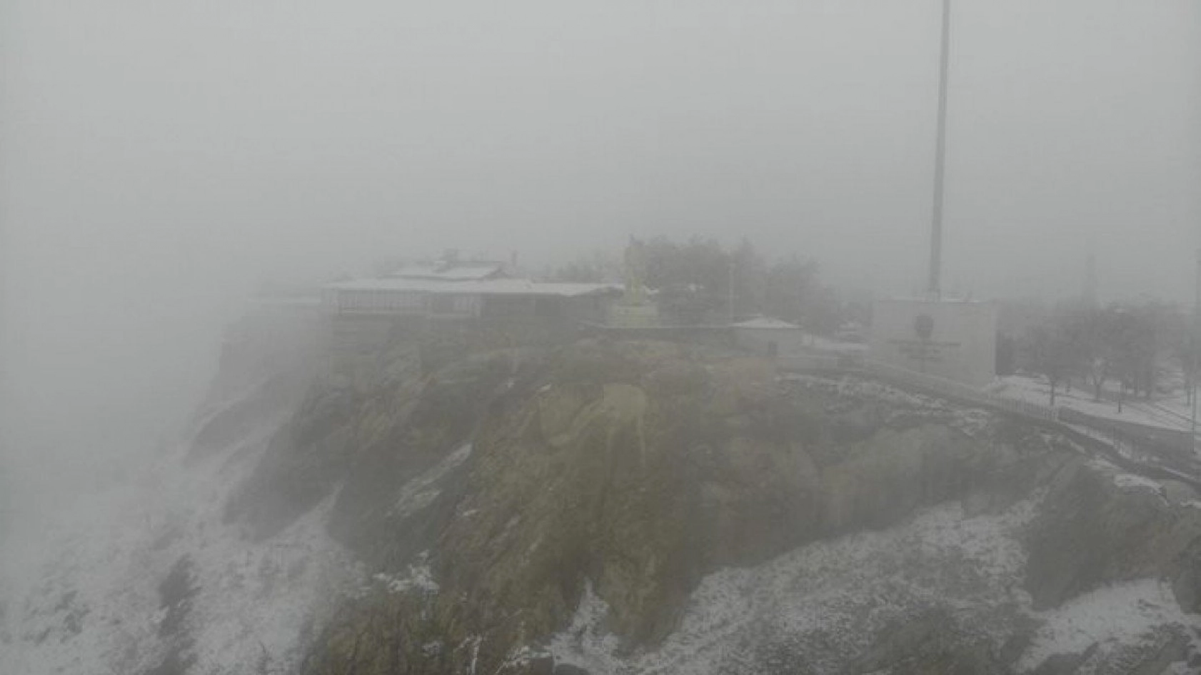 Elazığ'da kar ve sis altındaki tarihin eşsiz manzarası