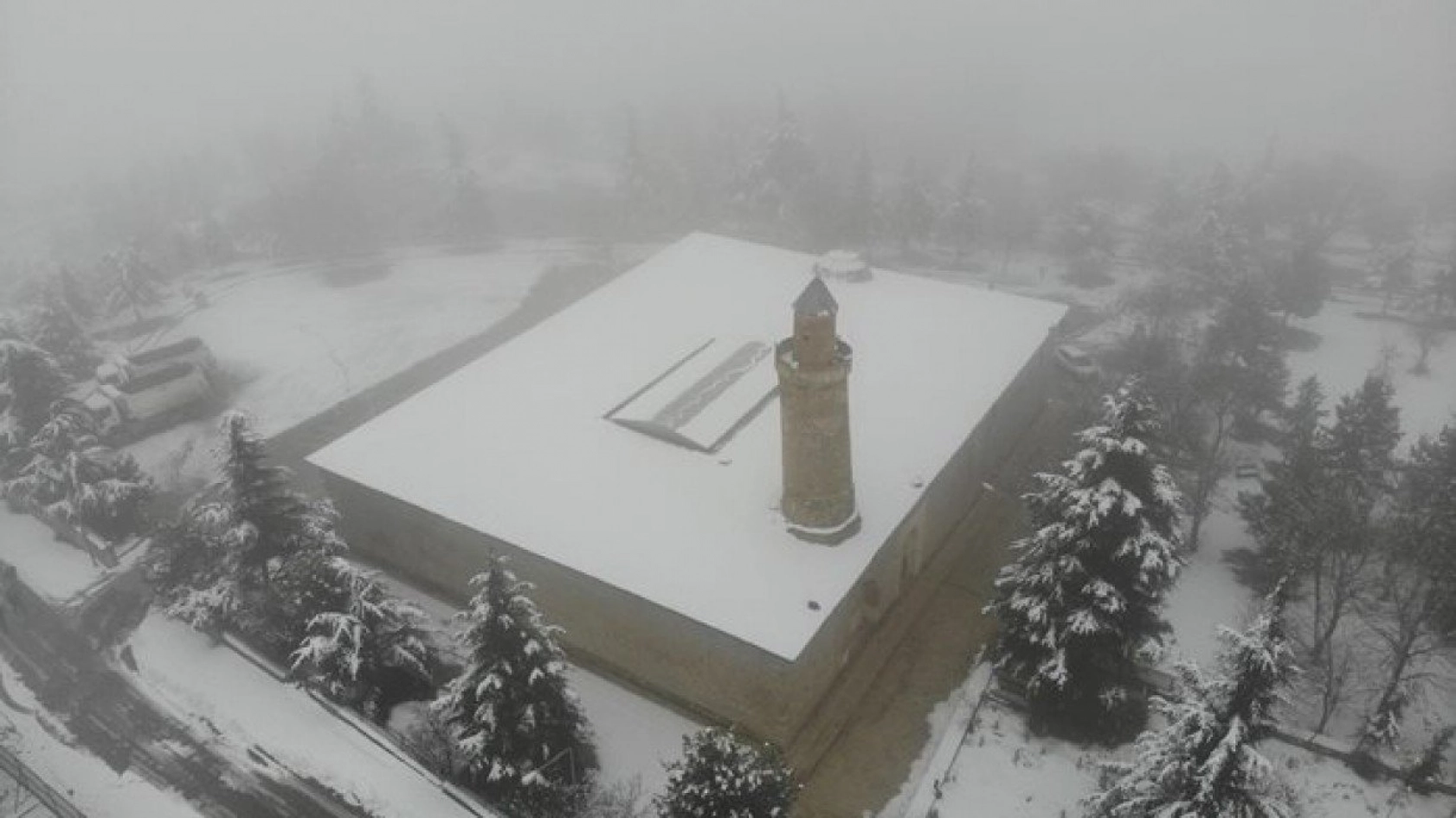 Elazığ'da kar ve sis altındaki tarihin eşsiz manzarası