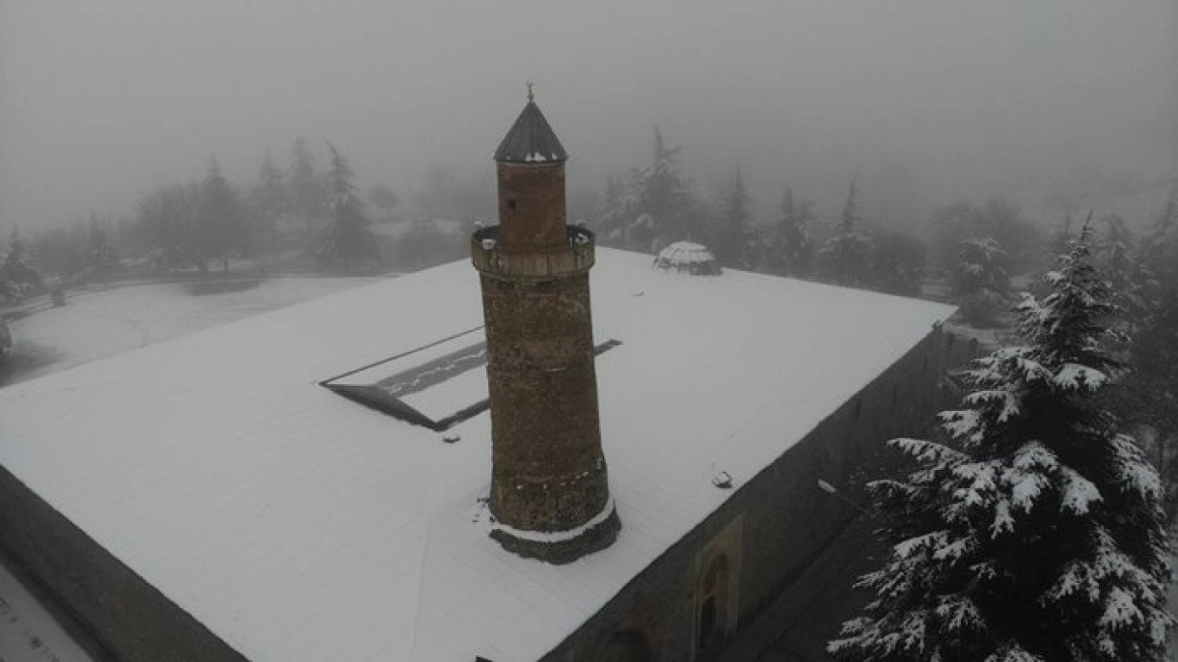 Elazığ'da kar ve sis altındaki tarihin eşsiz manzarası