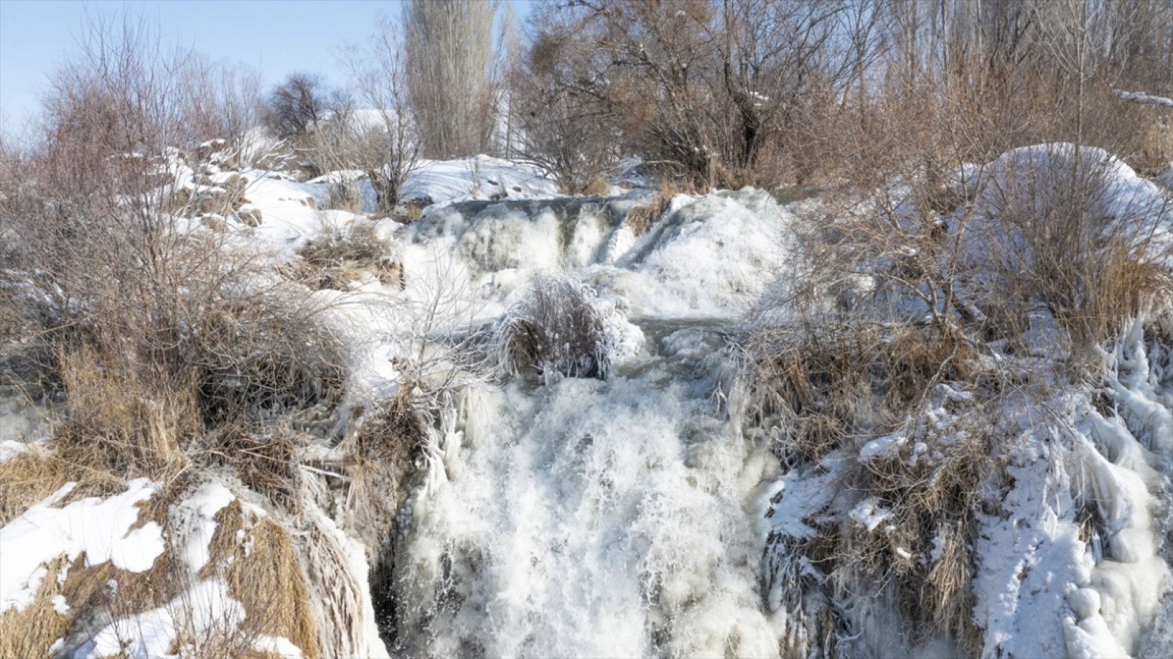Van'daki Muradiye Şelalesi kısmen dondu