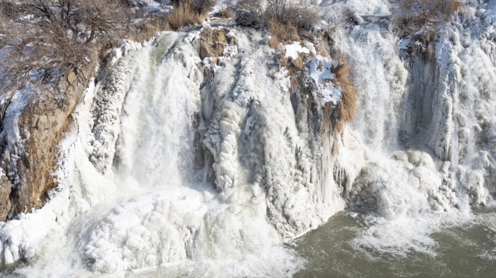 Van'daki Muradiye Şelalesi kısmen dondu