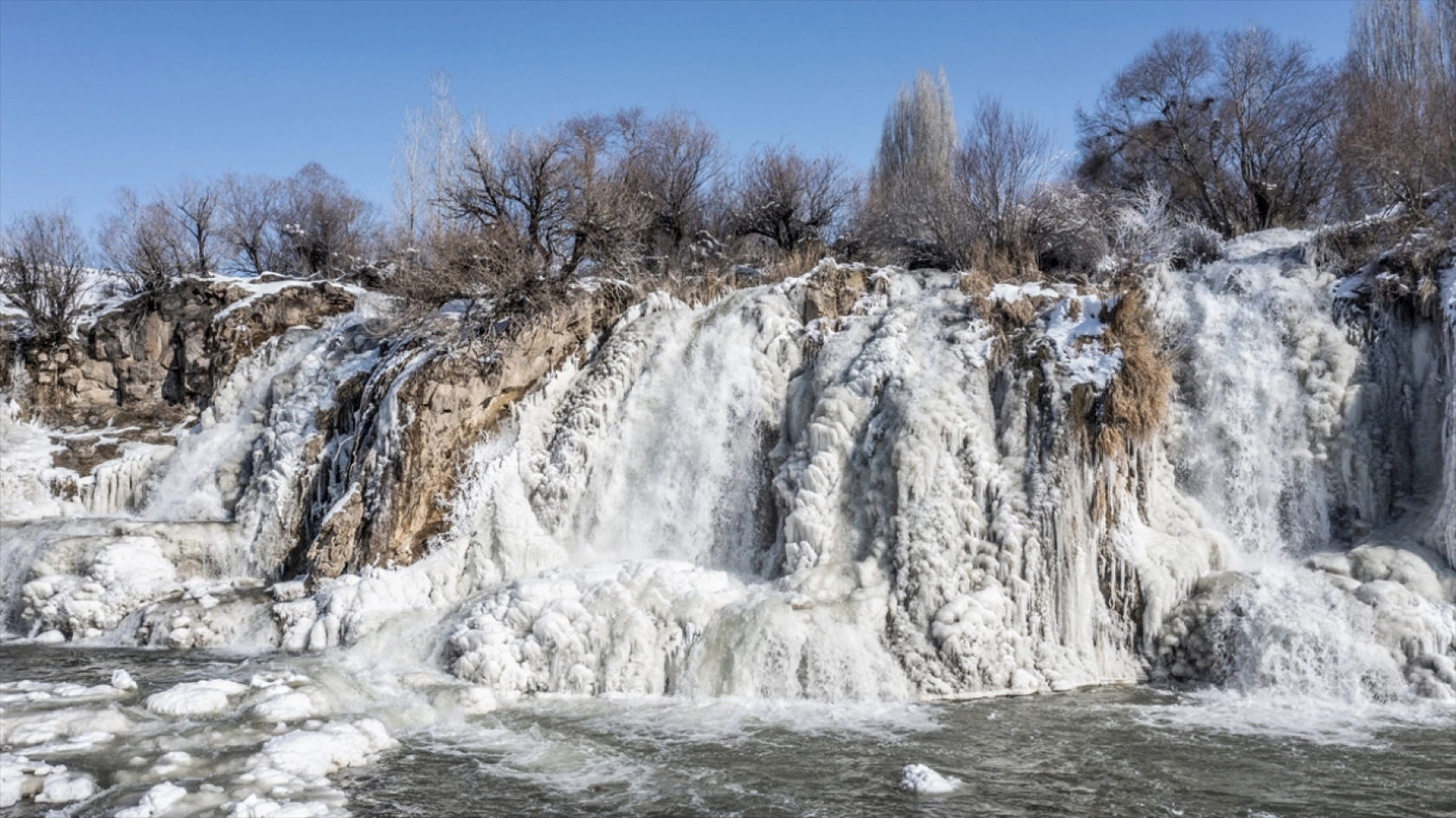 Van'daki Muradiye Şelalesi kısmen dondu