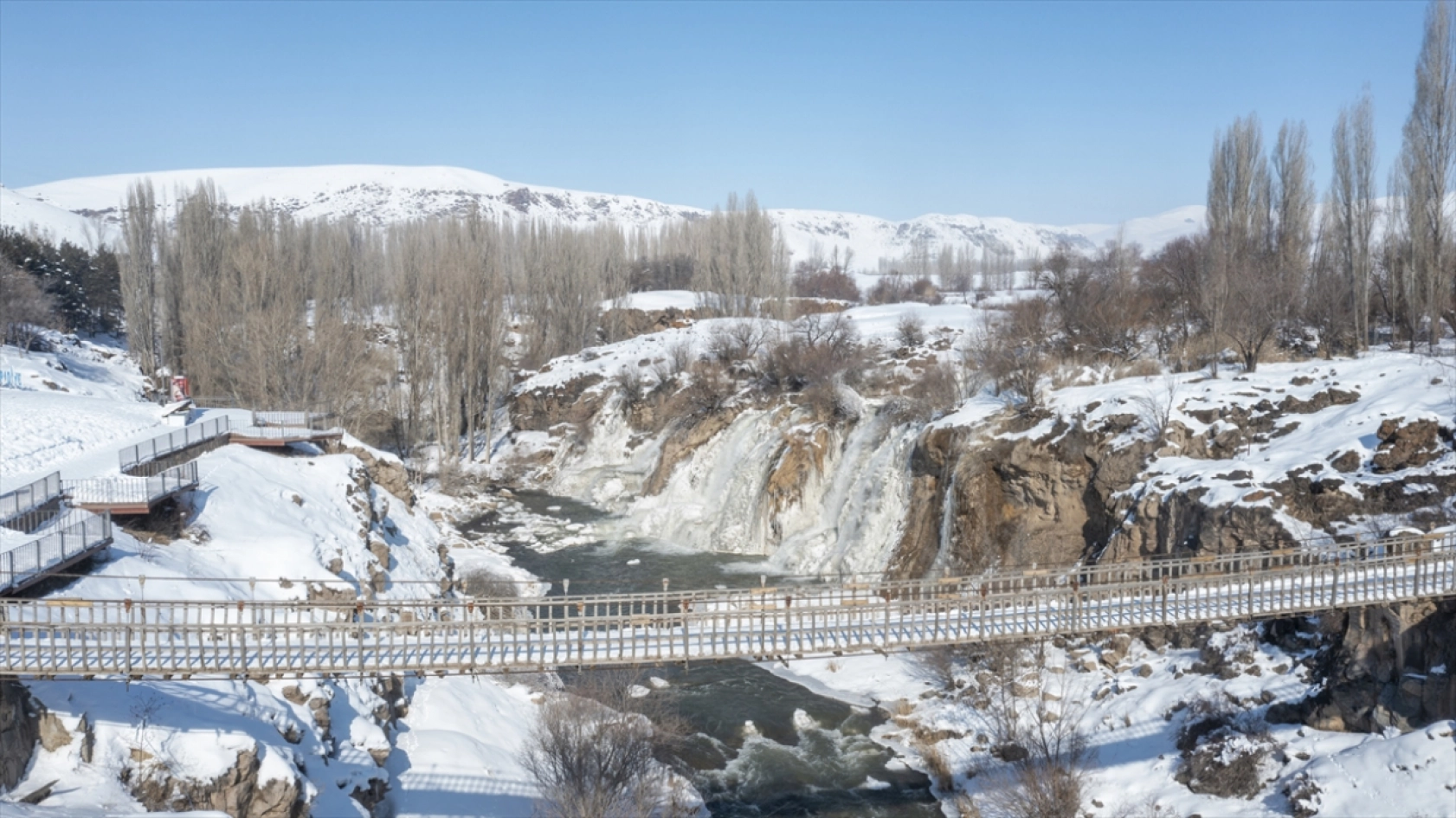 Van'daki Muradiye Şelalesi kısmen dondu