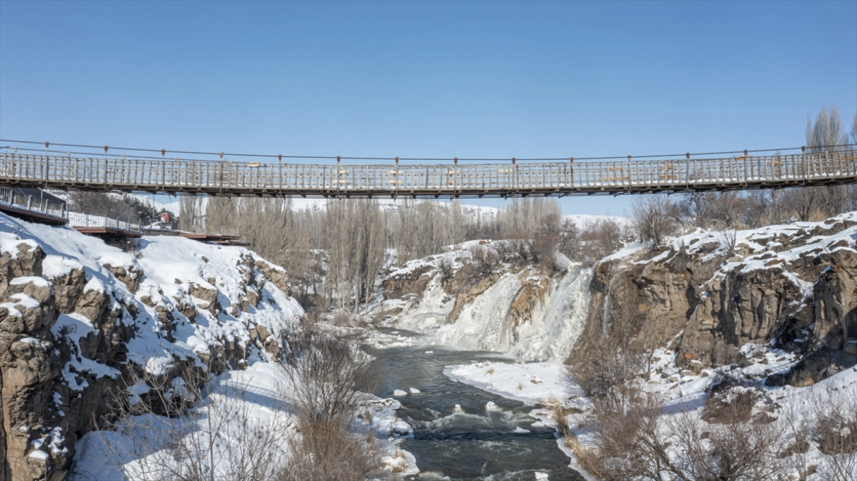 Van'daki Muradiye Şelalesi kısmen dondu
