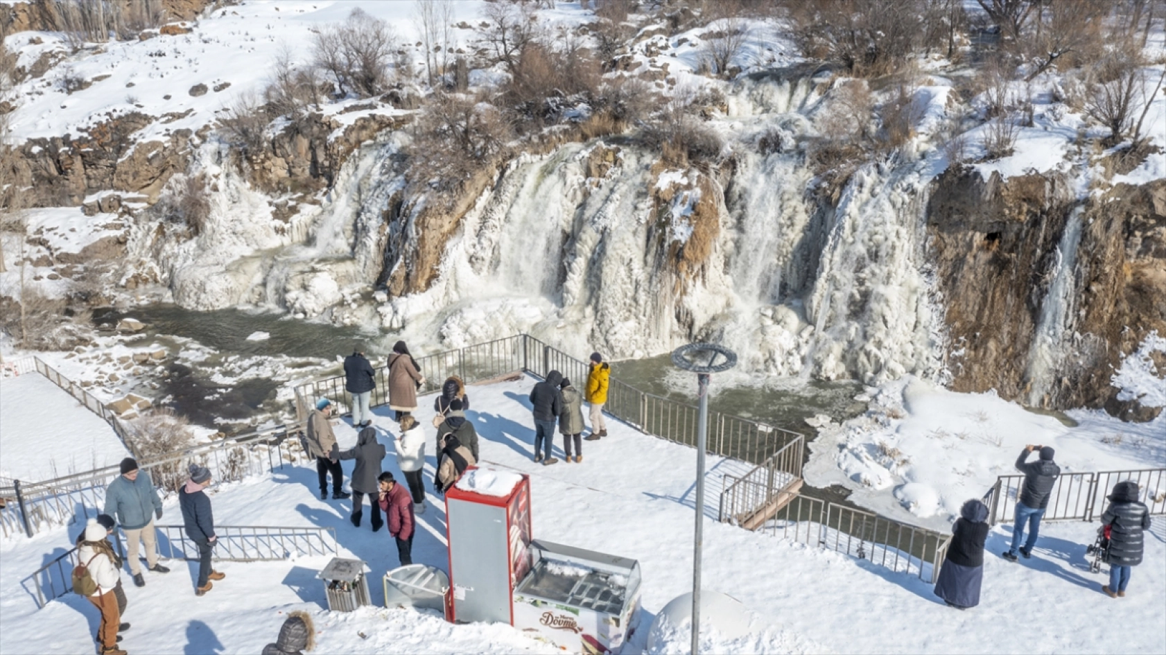 Van'daki Muradiye Şelalesi kısmen dondu