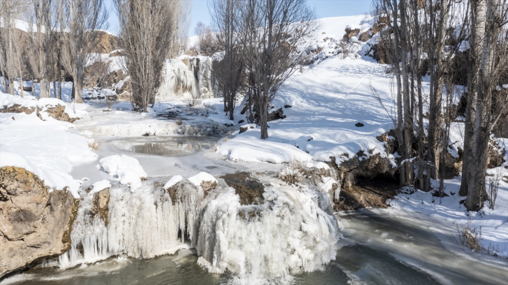 Van'daki Muradiye Şelalesi kısmen dondu