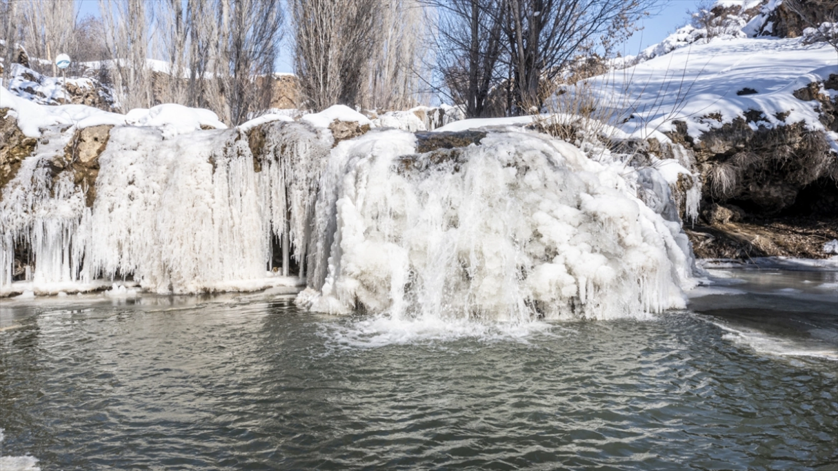 Van'daki Muradiye Şelalesi kısmen dondu