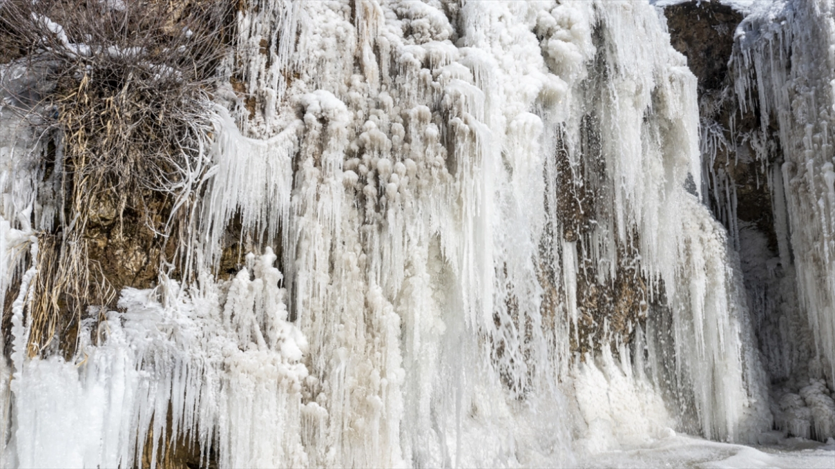 Van'daki Muradiye Şelalesi kısmen dondu