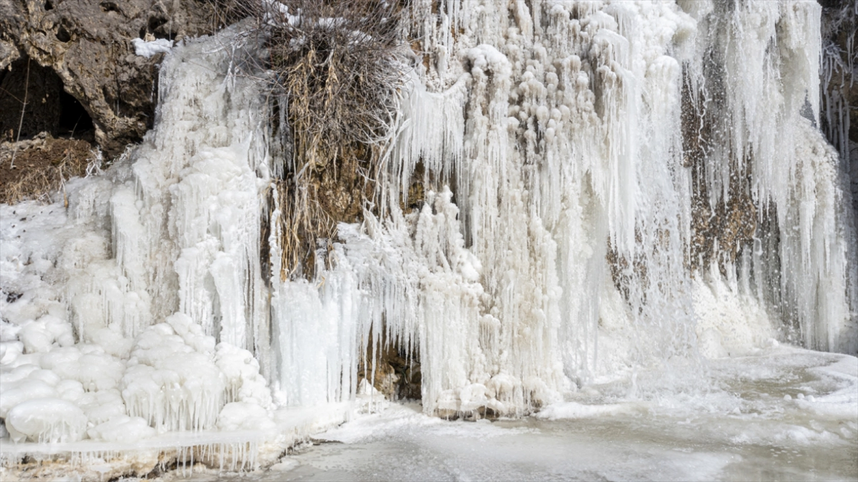 Van'daki Muradiye Şelalesi kısmen dondu
