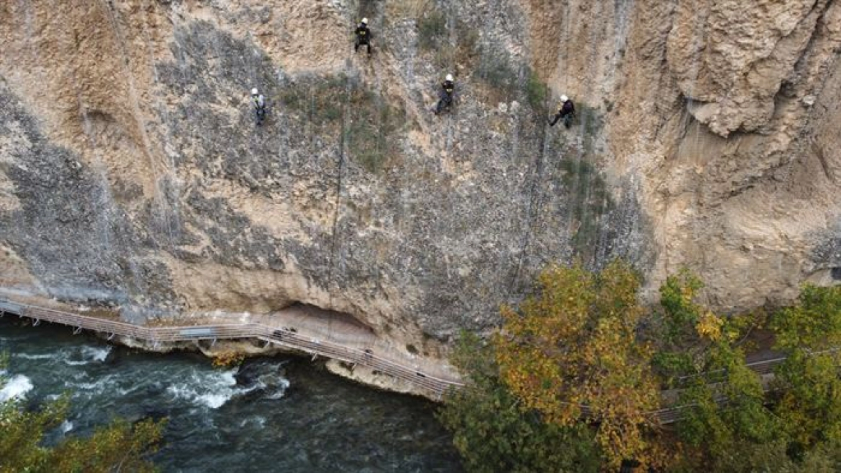 Tohma Kanyonu'nun yamaçlarına çelik ağ örülüyor