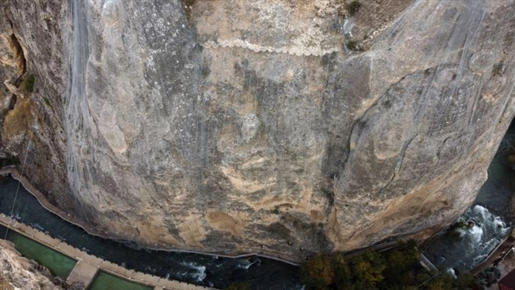 Tohma Kanyonu'nun yamaçlarına çelik ağ örülüyor