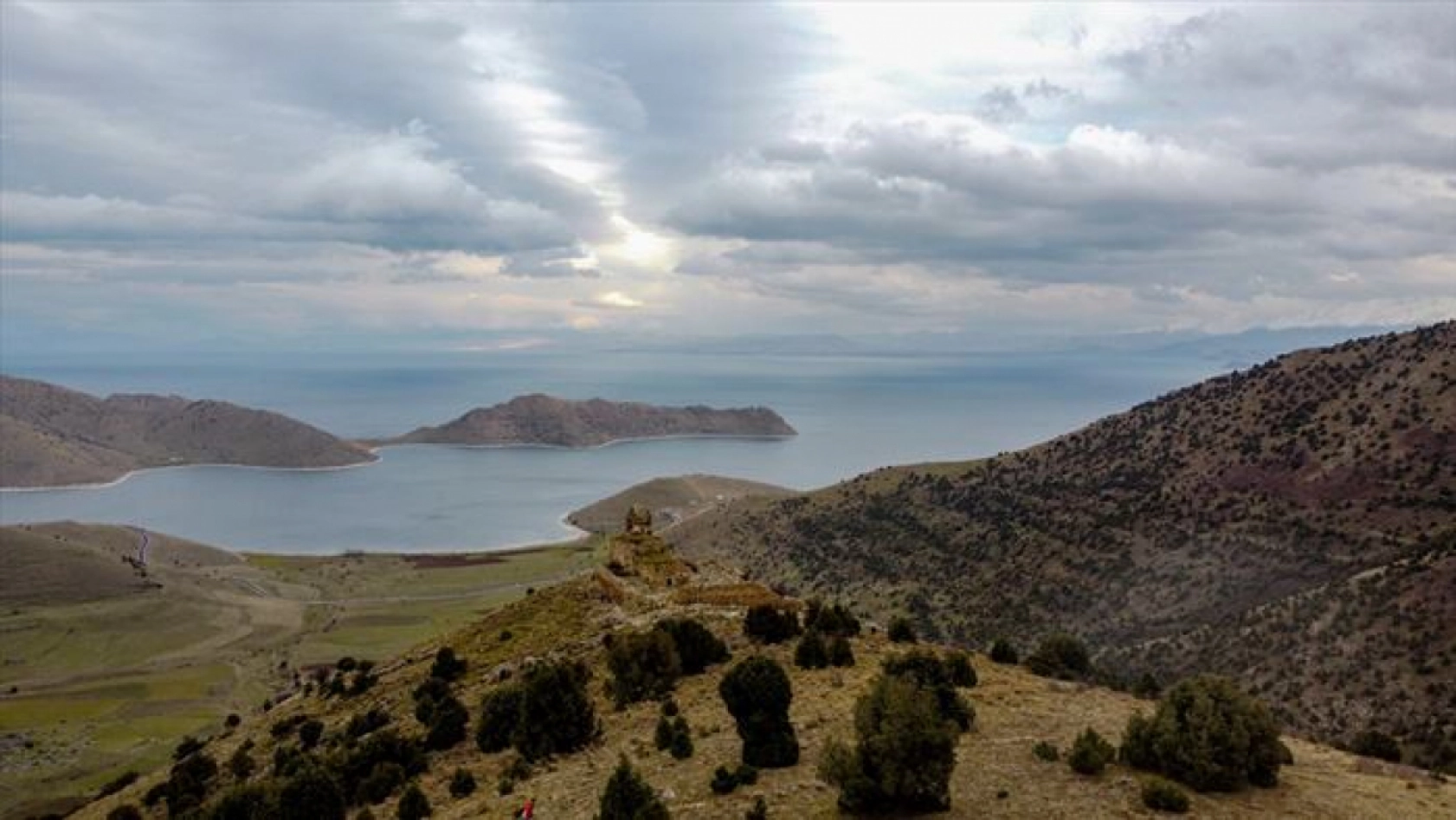 Doğaseverler Van Gölü koylarında yürüyüş yaptı