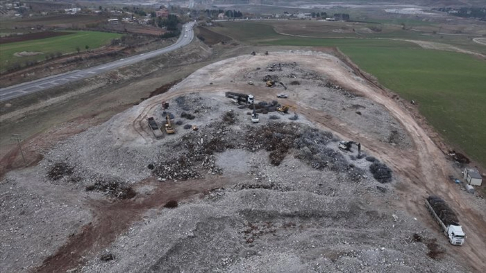 Depremin vurduğu Malatya ve Adıyaman'da enkazların kaldırıldığı alanlar havadan görüntülendi