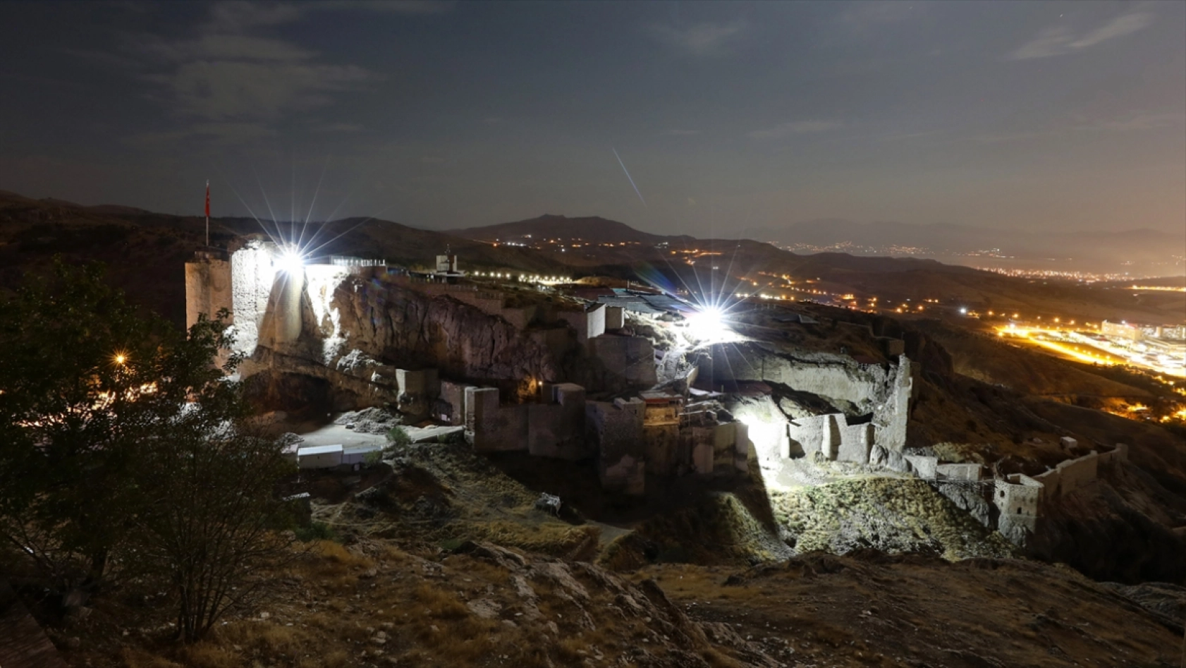 Elazığ'ın tarihi Harput Mahallesi gece görüntülendi