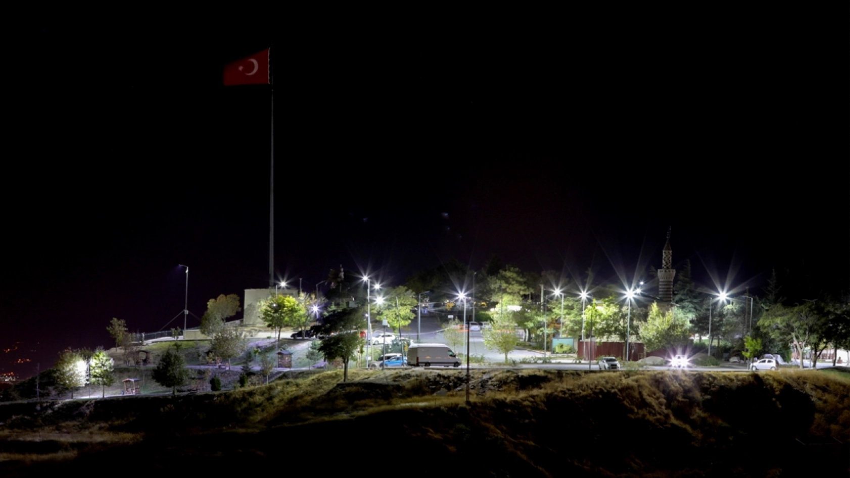 Elazığ'ın tarihi Harput Mahallesi gece görüntülendi