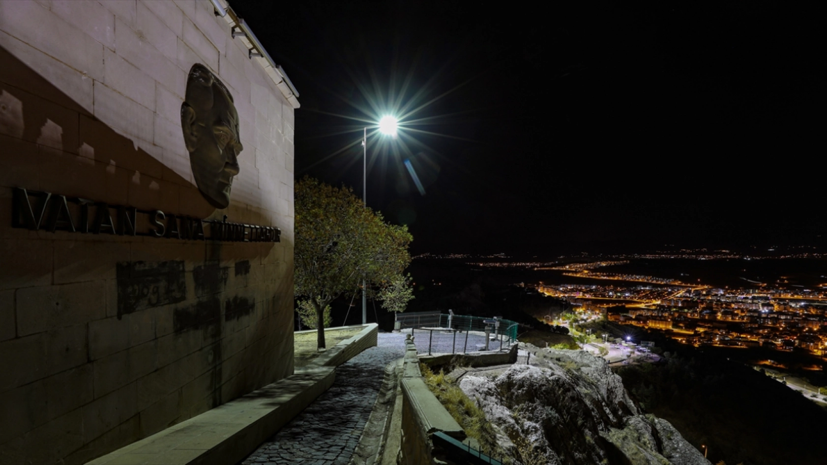Elazığ'ın tarihi Harput Mahallesi gece görüntülendi