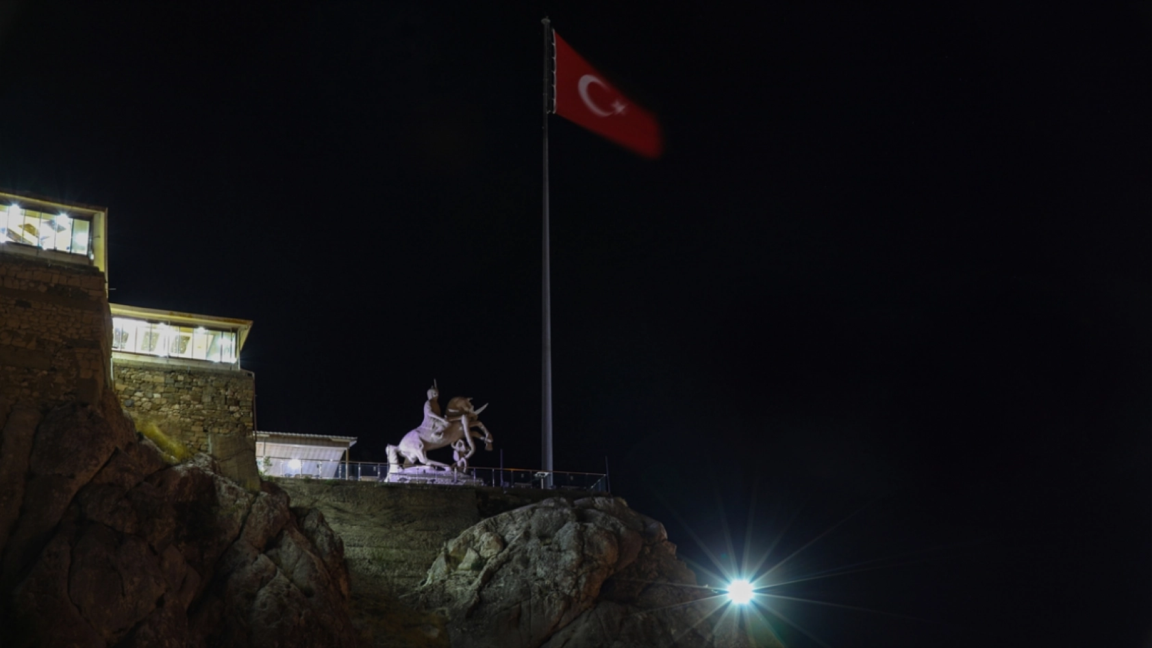 Elazığ'ın tarihi Harput Mahallesi gece görüntülendi
