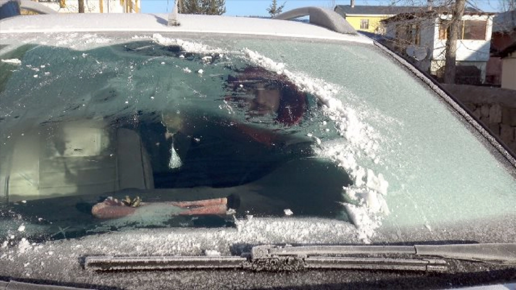 Doğu Anadolu'da göletler dondu, ev, iş yeri ve araçların camları buz tuttu