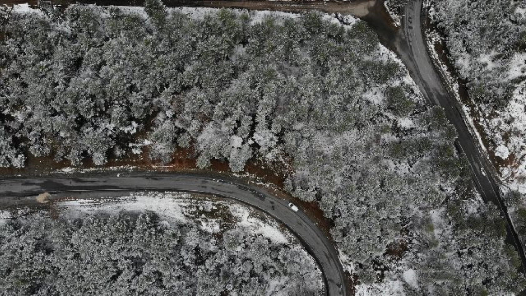 Malatya'da karla kaplanan Sürgü Barajı dronla görüntülendi