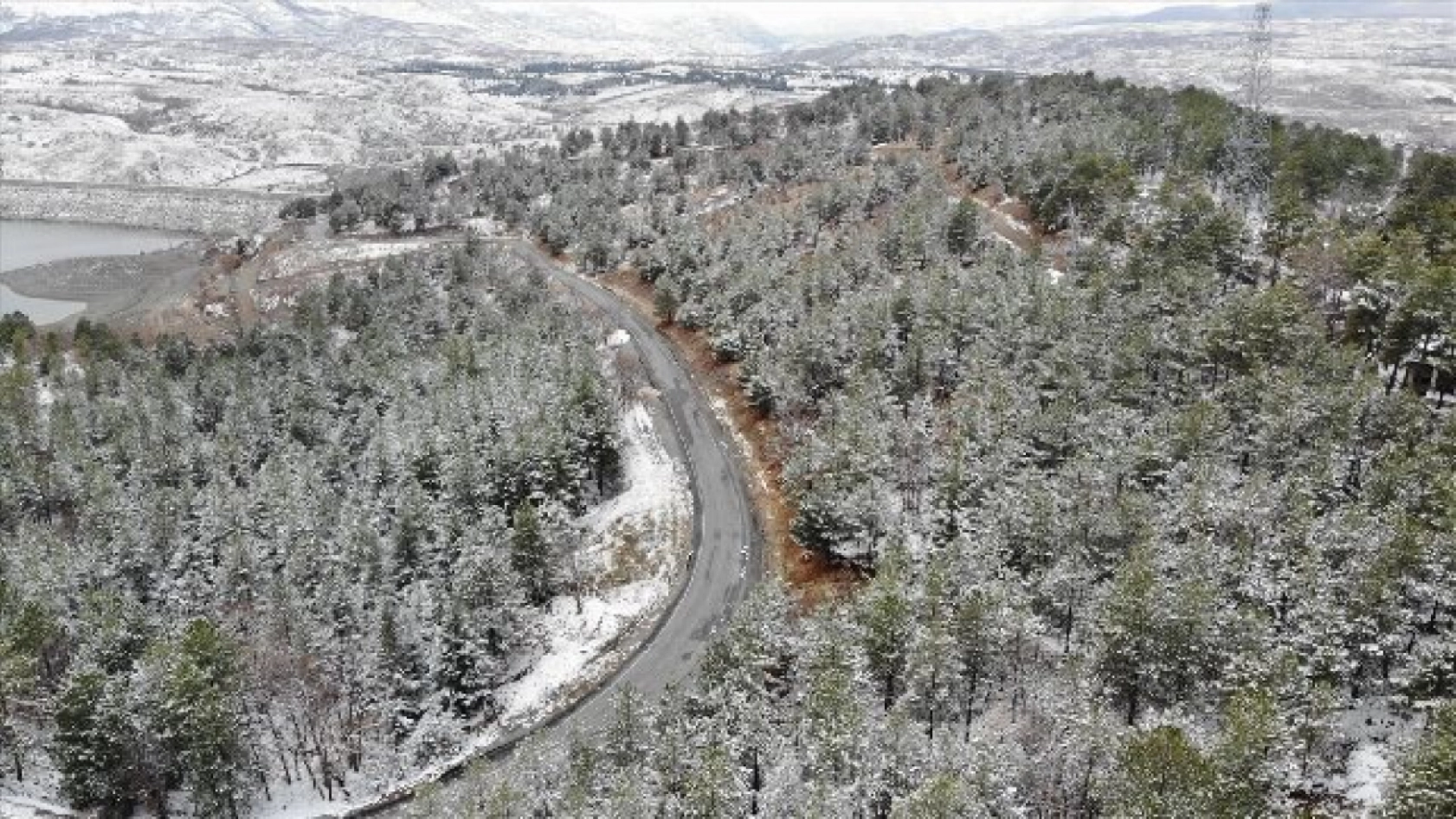 Malatya'da karla kaplanan Sürgü Barajı dronla görüntülendi