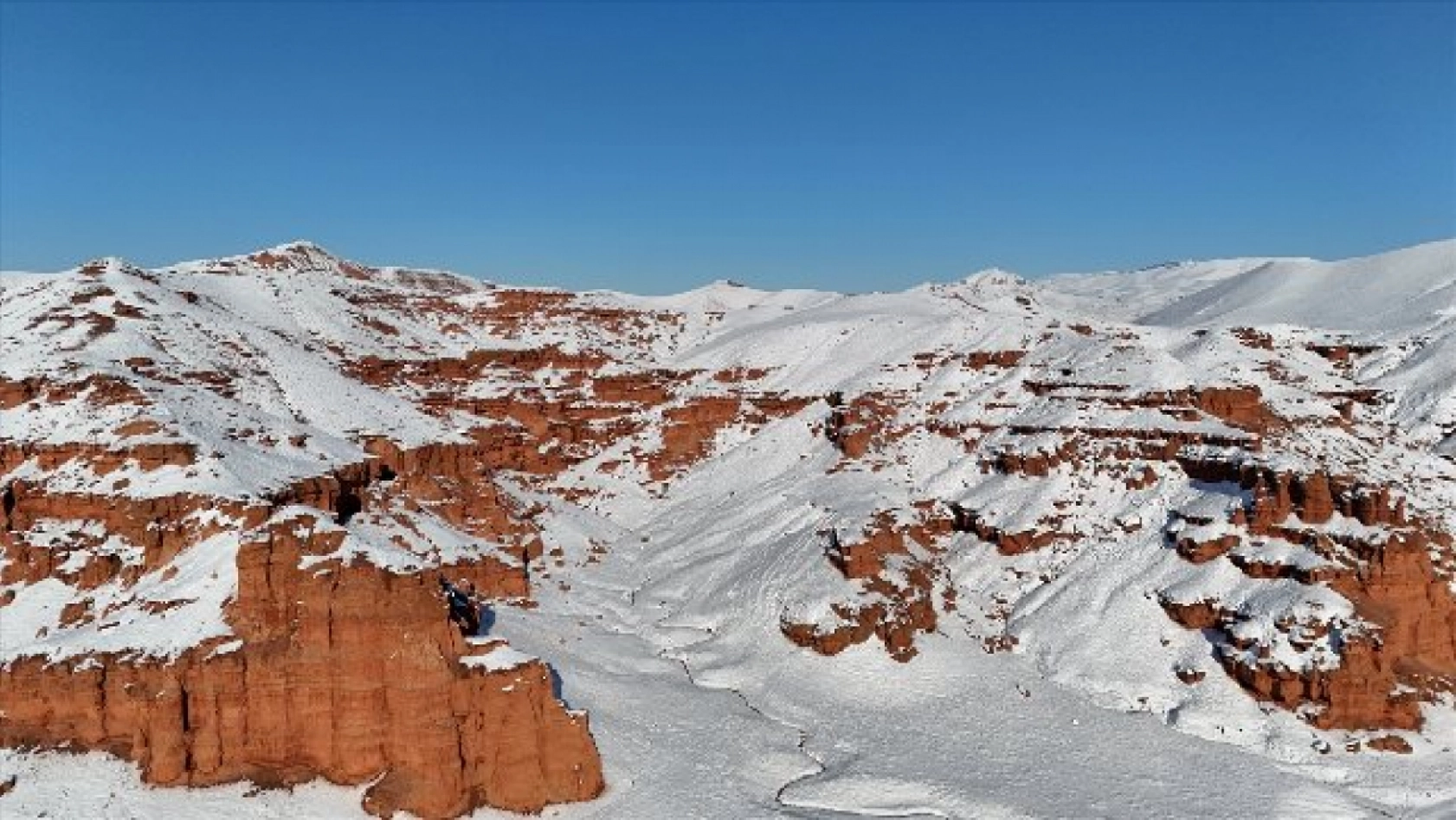 Narman Peribacaları karla kaplandı
