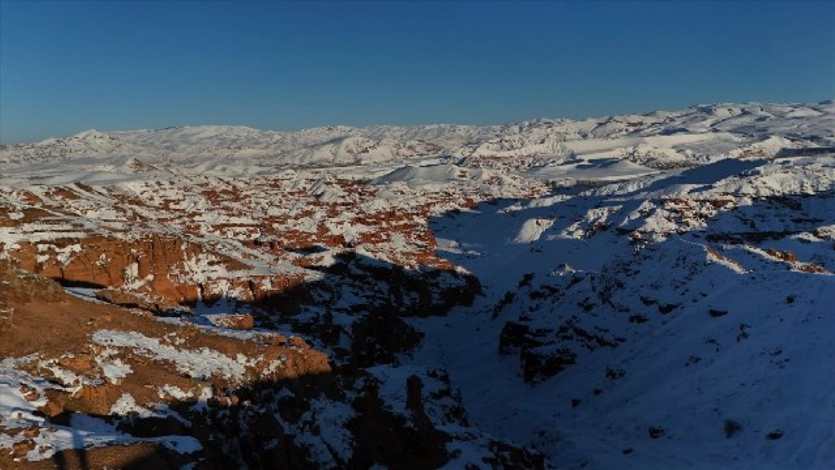 Narman Peribacaları karla kaplandı